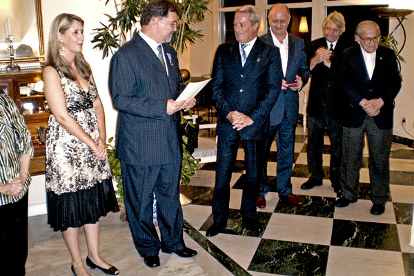 Consul Geral da França no Rio de Janeiro, Hugues Goisbault e Prof. Nival Nunes acompanhado da esposa, Profa. Celi. À direita, autoridades consulares e o Padre Jesus Hortal, Reitor da PUC.<br/>Foto: Divulgação Consul Geral da França no Rio de Janeiro, Hugues Goisbault e Prof. Nival Nunes acompanhado da esposa, Profa. Celi. À direita, autoridades consulares e o Padre Jesus Hortal, Reitor da PUC.<br/>Foto: Divulgação